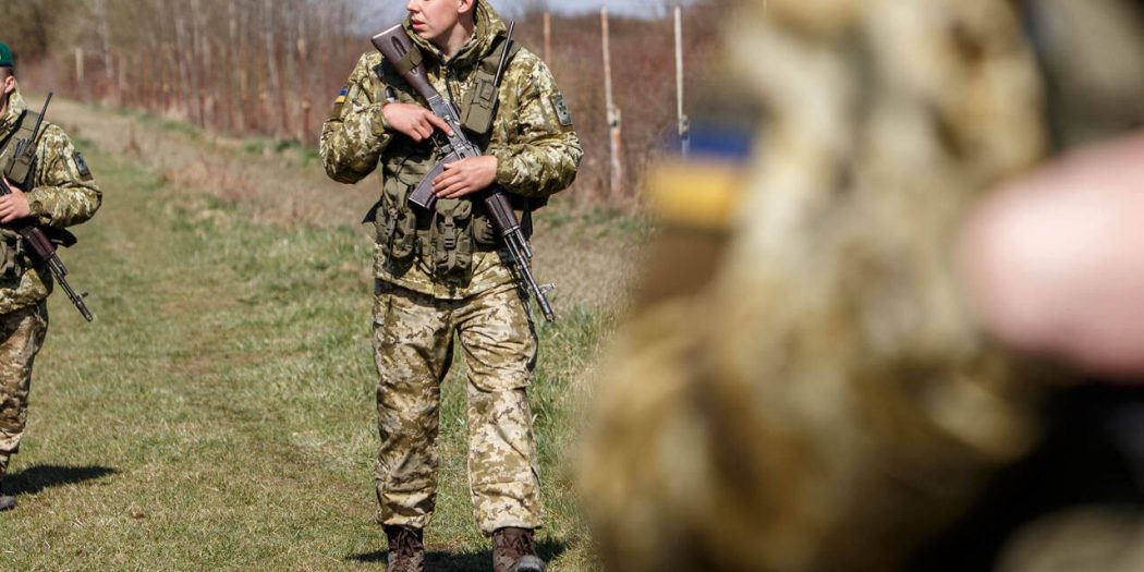 Украинских пограничников избили и лишили оружия на границе с Россией